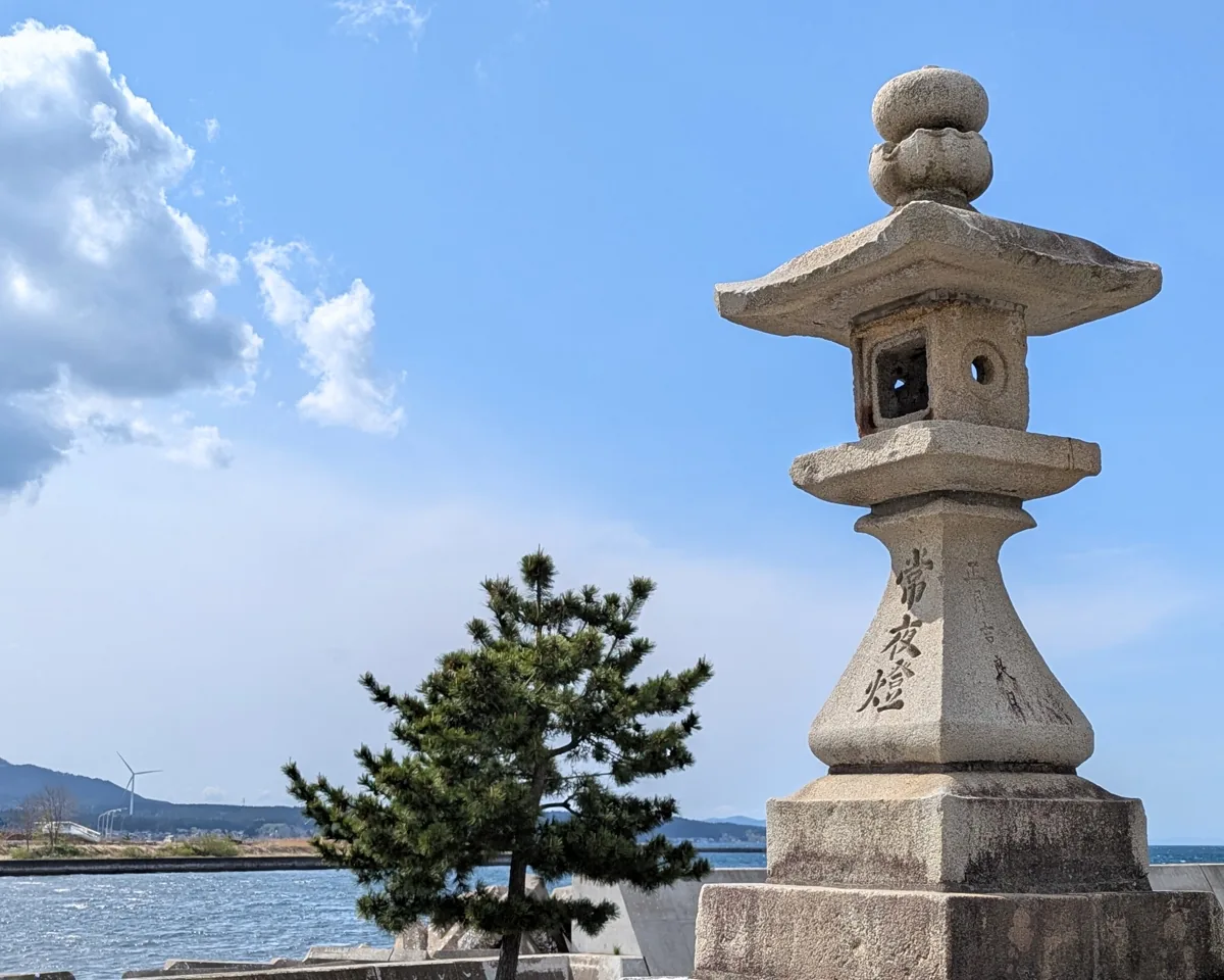 2025年5月、野辺地常夜燈公園の石灯籠