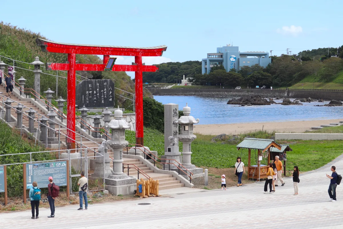 蕪島神社下の鳥居と海岸方向、2024年