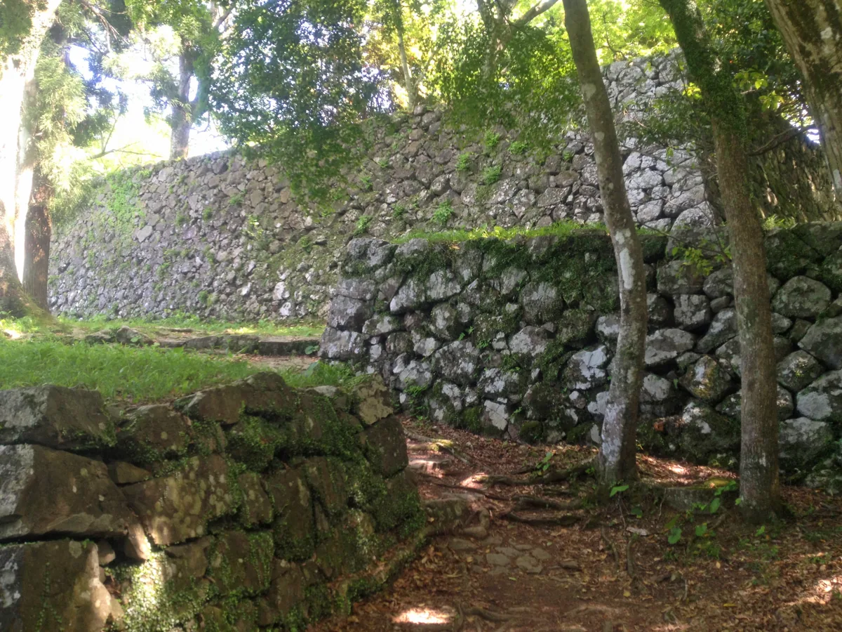 Stone walls at Saiki Castle in May 2015