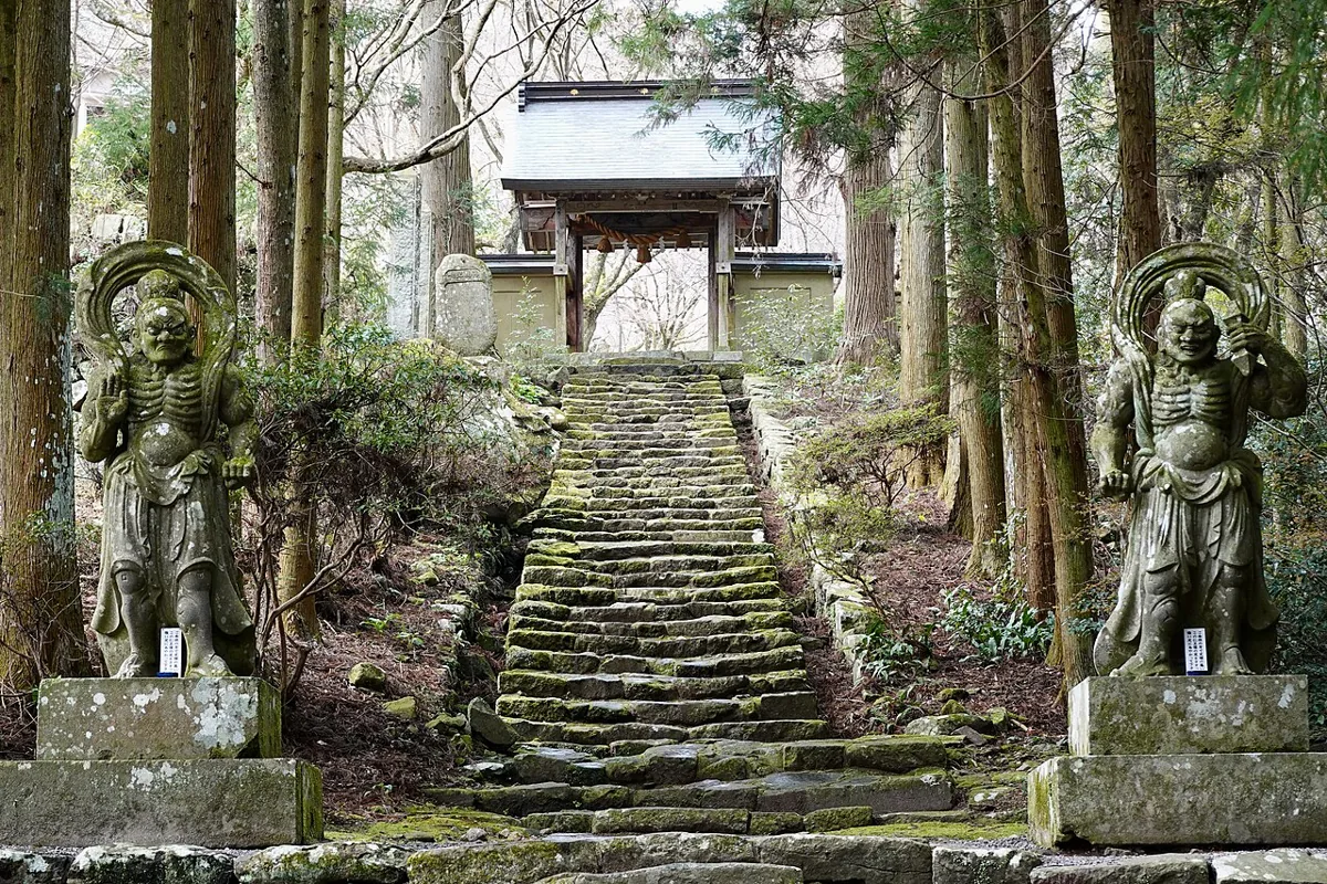 Stone Nio guardians along Futago-ji’s approach in March 2024