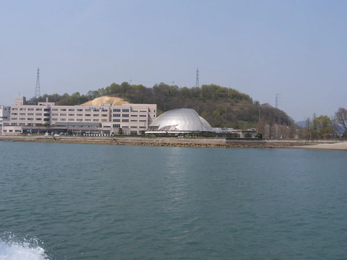 2007년 4월 물 건너 본 투구게 박물관의 은빛 지붕, 왼쪽은 병원