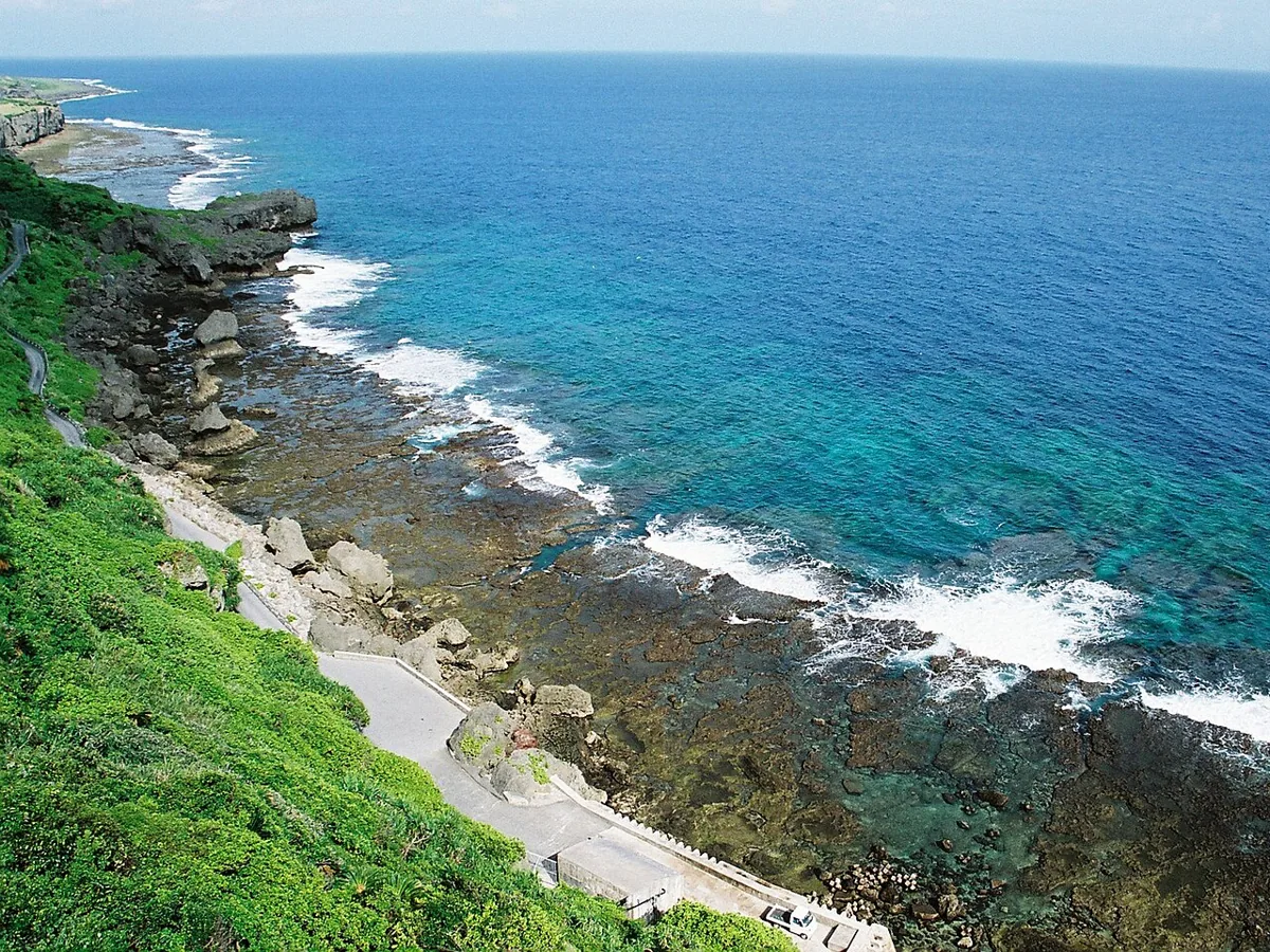 2004년 8월 와지에서 본 이에섬 절벽 해안