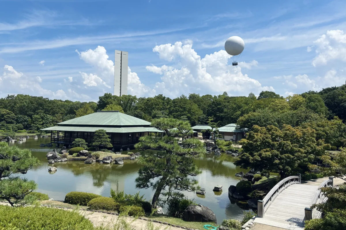 大仙公園日本庭園の池と橋、あずまや