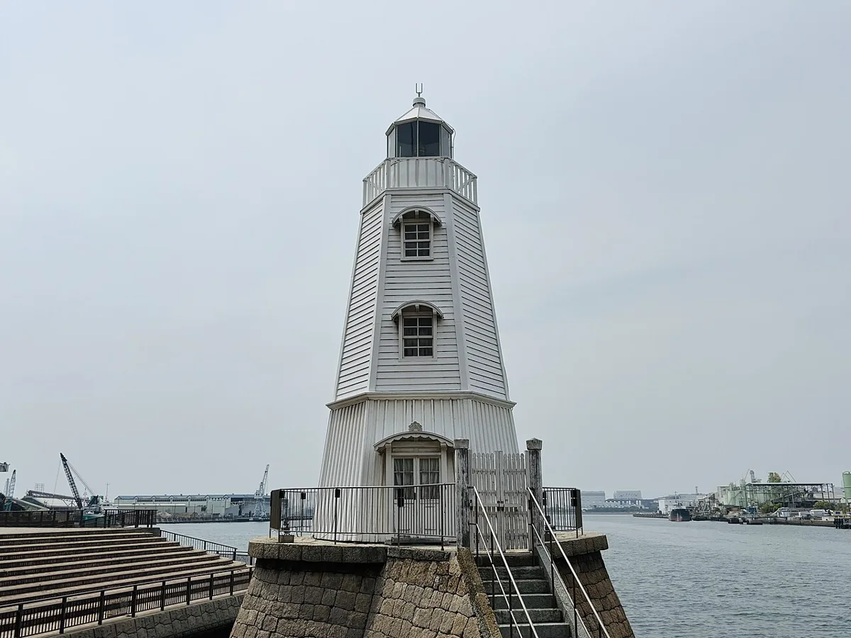 旧堺港の白い木造灯台と海