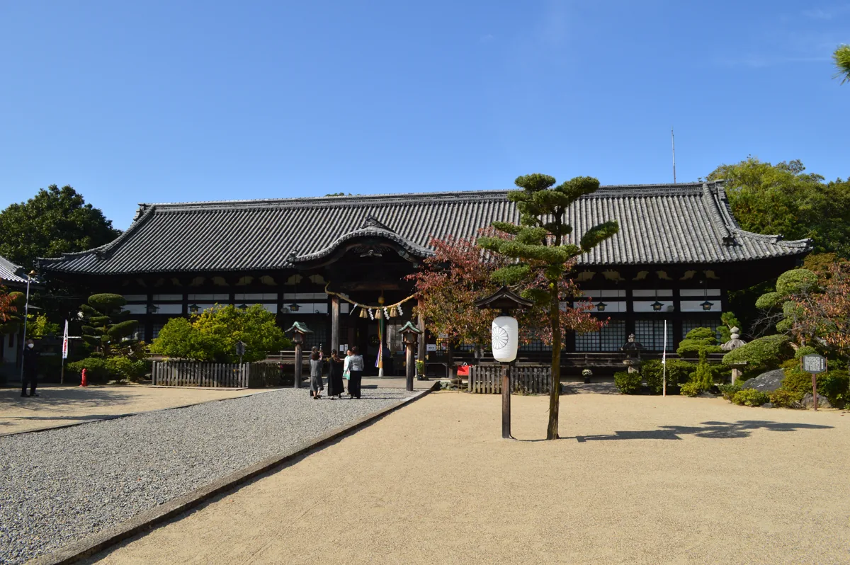 誉田八幡宮の拝殿と前庭