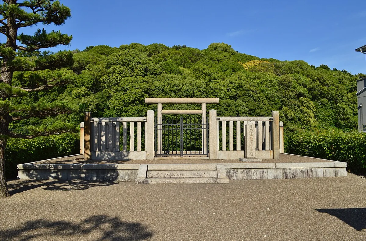 白鳥陵古墳前の鳥居と拝所