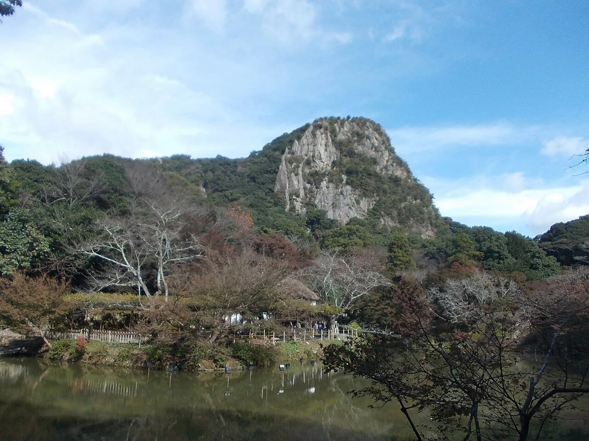미후네야마라쿠엔의 연못과 산의 바위 절벽