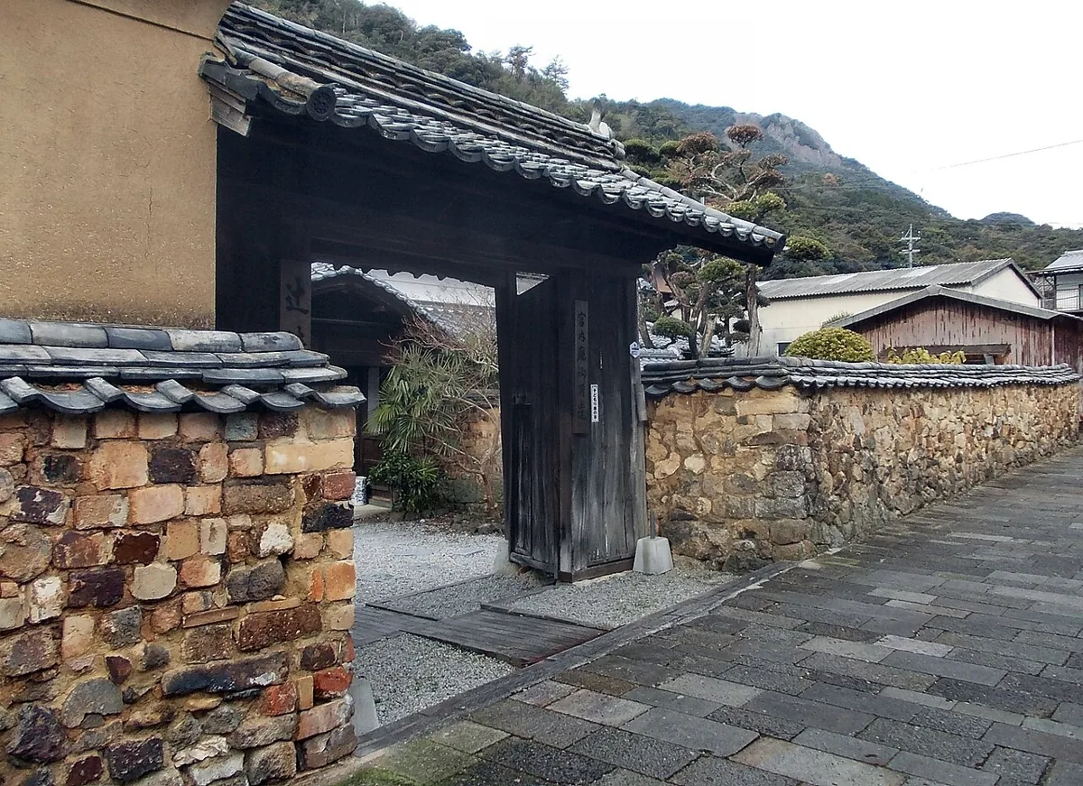 2011년 아리타 쓰지세이지샤 주변 돈바이 담장 외관