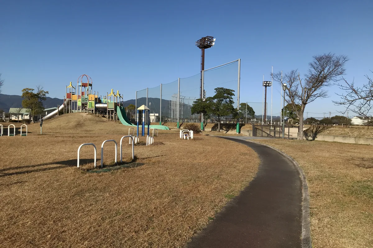 가미미네 중앙공원의 잔디와 길, 운동장 주변