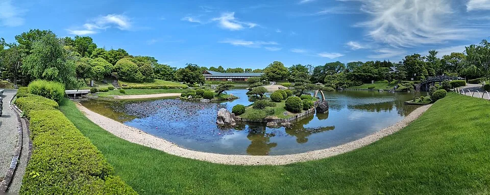 2025年5月の花田苑の池の庭園