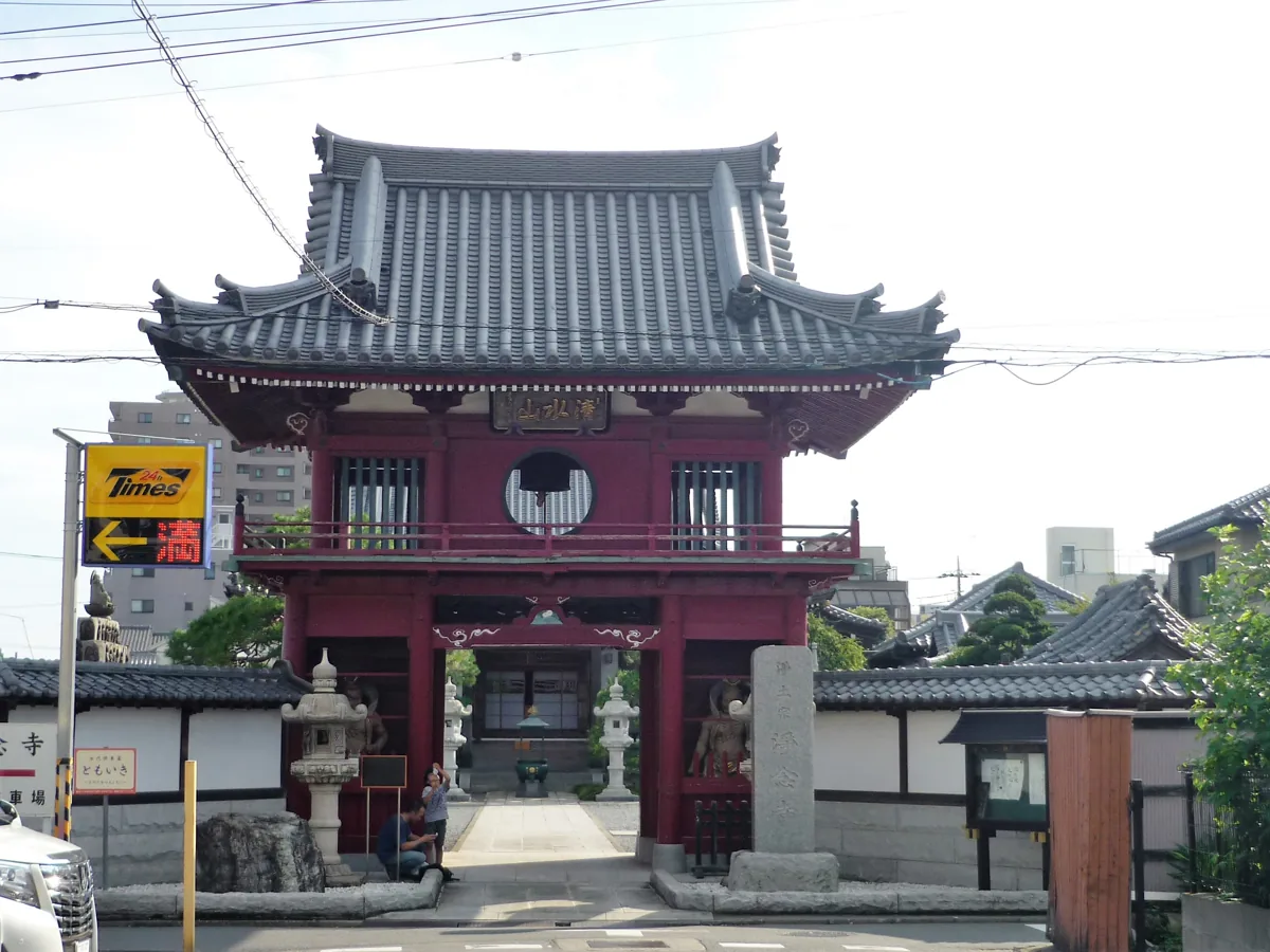 浄念寺の朱塗りの門