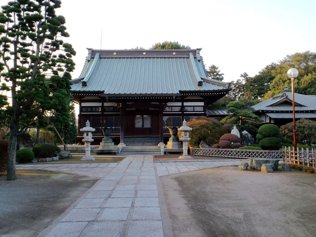 大雲寺の本堂と前庭