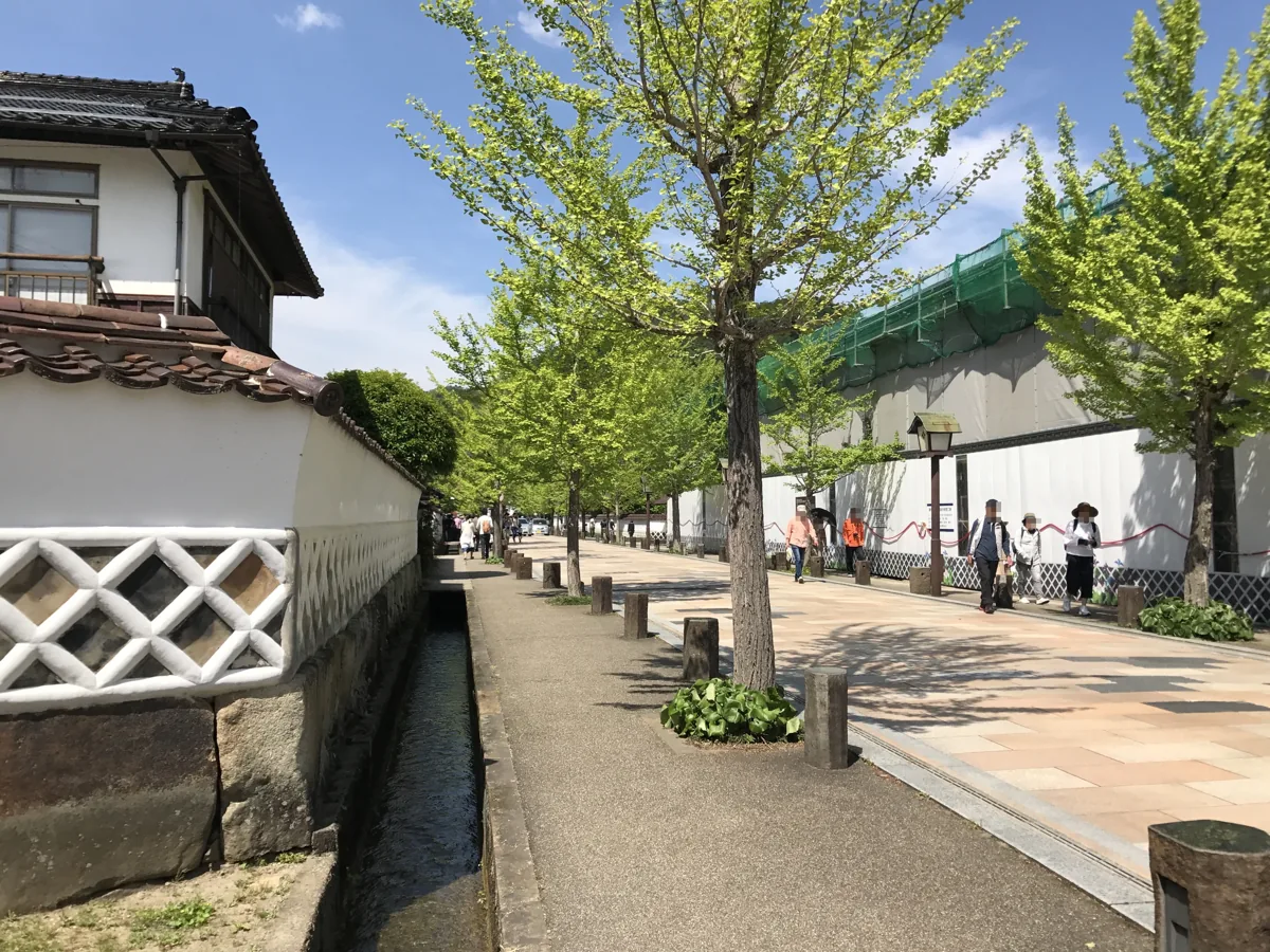 Walls and water channel on Tonomachi Street
