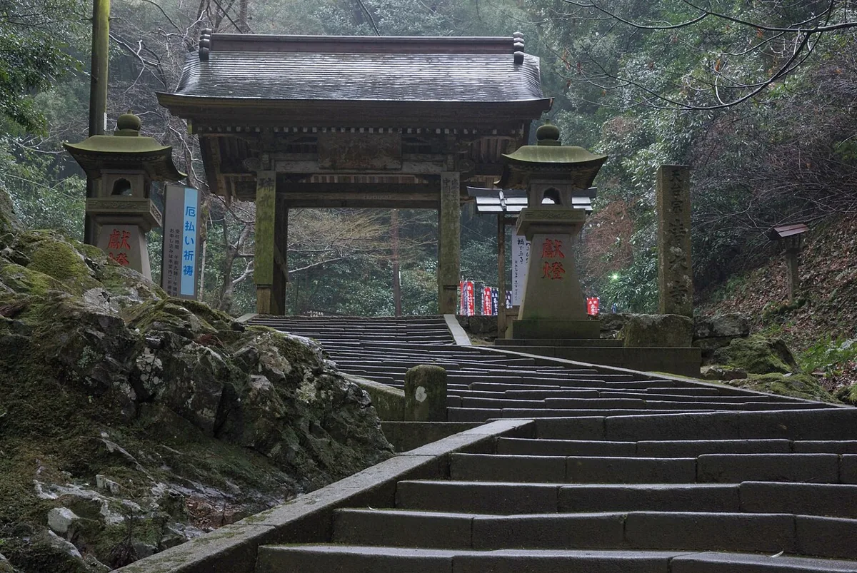 Gate and stone steps at Yasugi Kiyomizu-dera