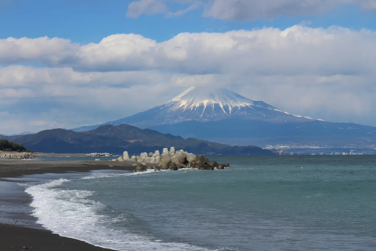 三保の海岸越しに見える富士山