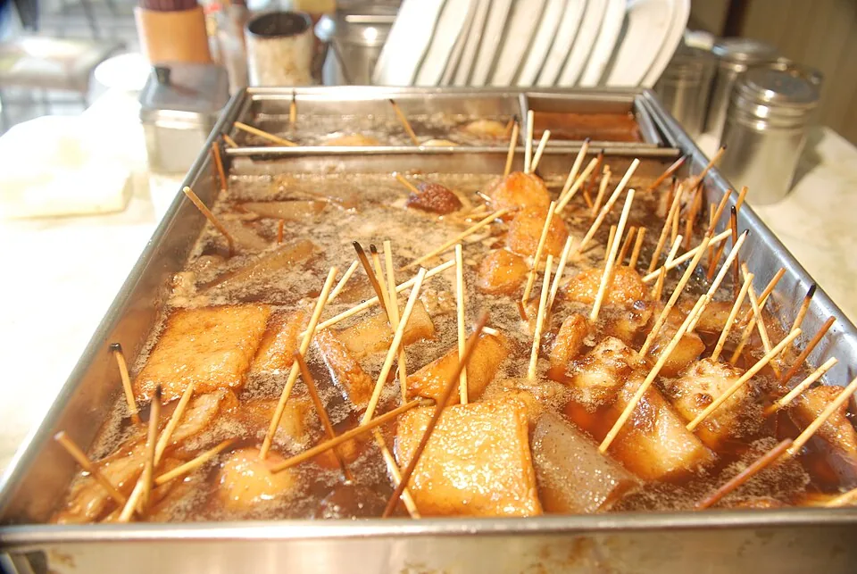 濃い色のだしに入った静岡おでんの串