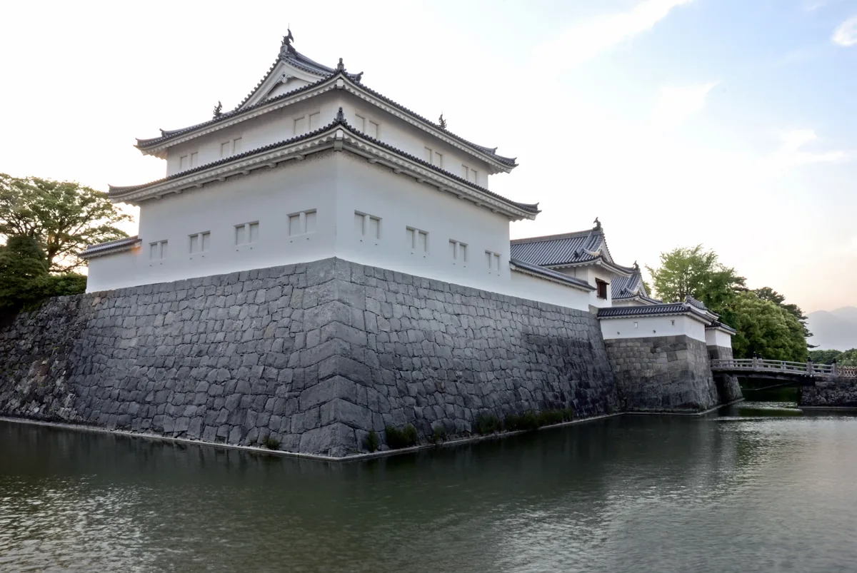 堀のそばに復元された駿府城の巽櫓