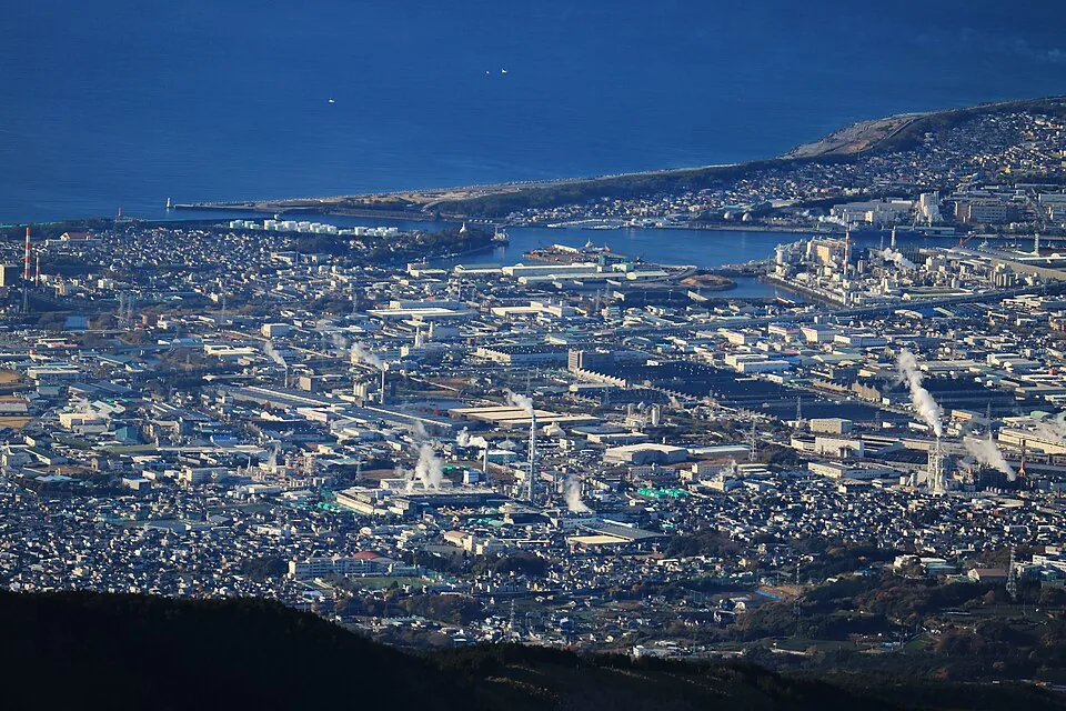 愛鷹山側から見た2016年の田子の浦港