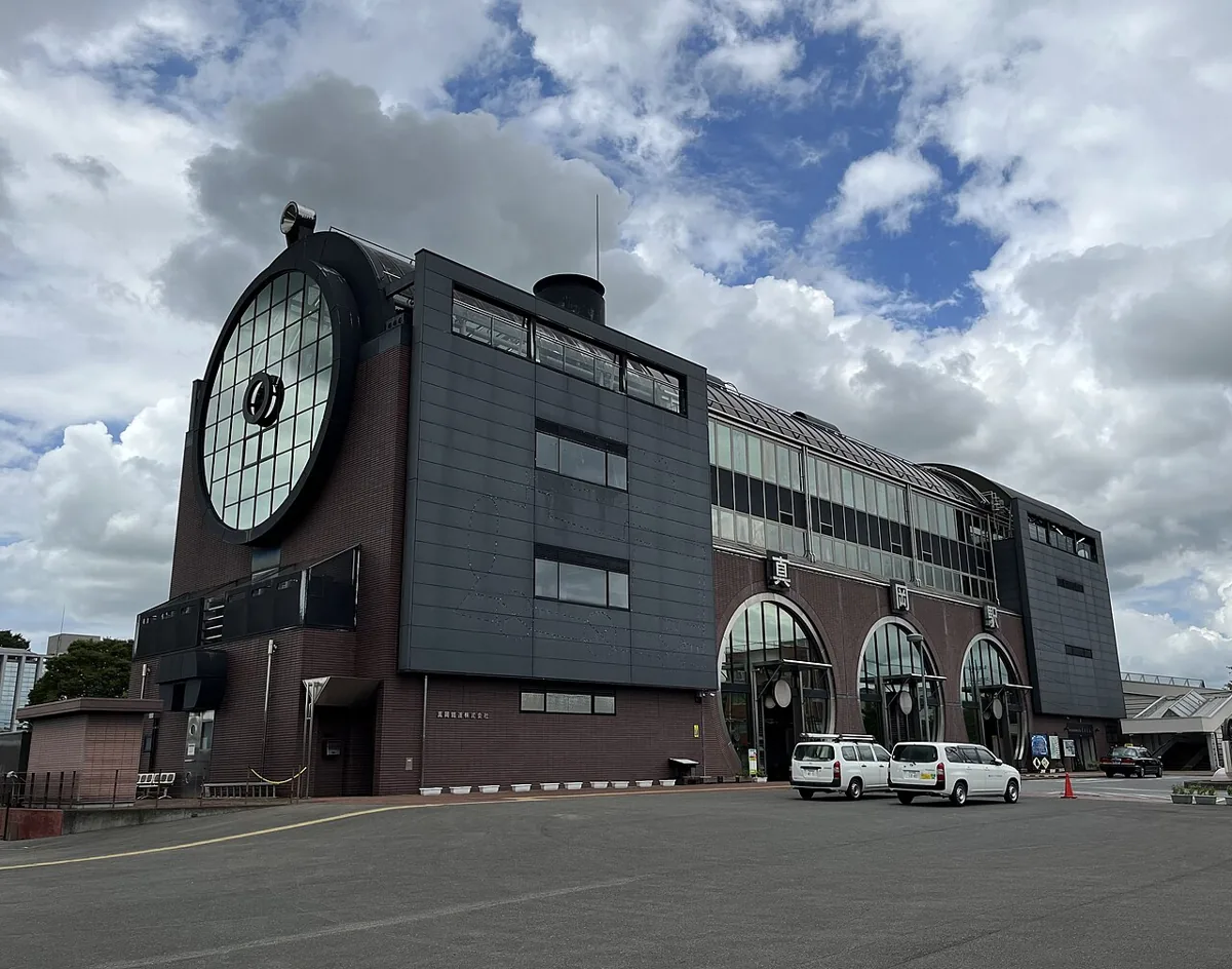 Steam-locomotive-shaped Moka Station building