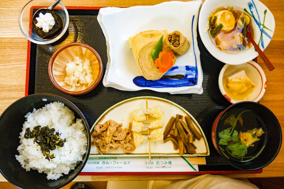 日光のさんフィールドで撮影された湯波御膳とご飯、小鉢