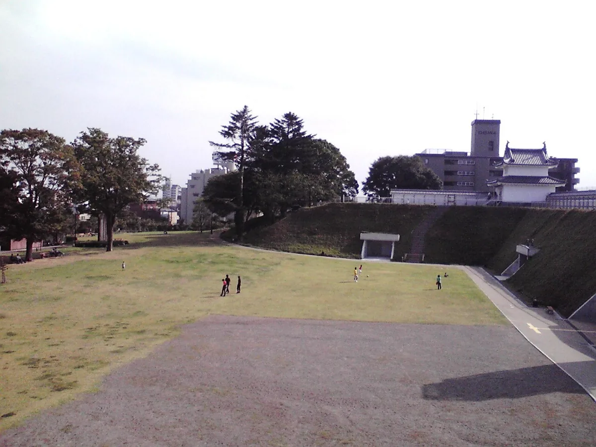 Earthworks and a reconstructed turret at the castle-site park