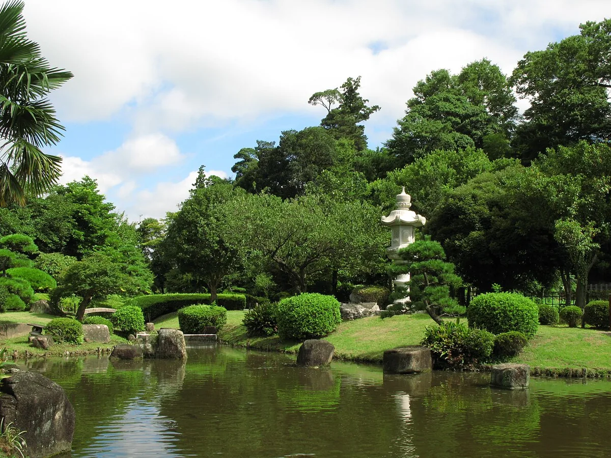 あけぼの山公園の日本庭園の池と石灯籠