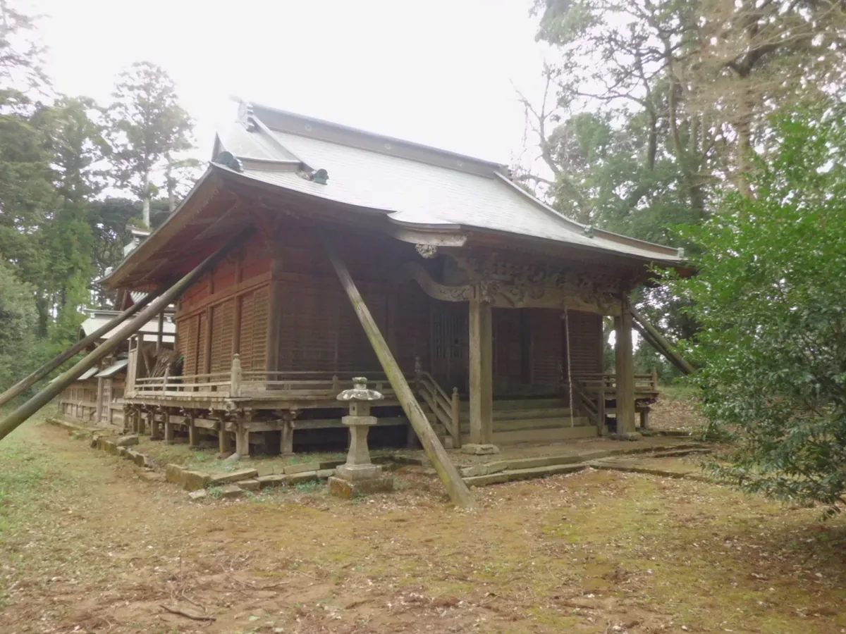 支柱のある2021年の飯高神社拝殿
