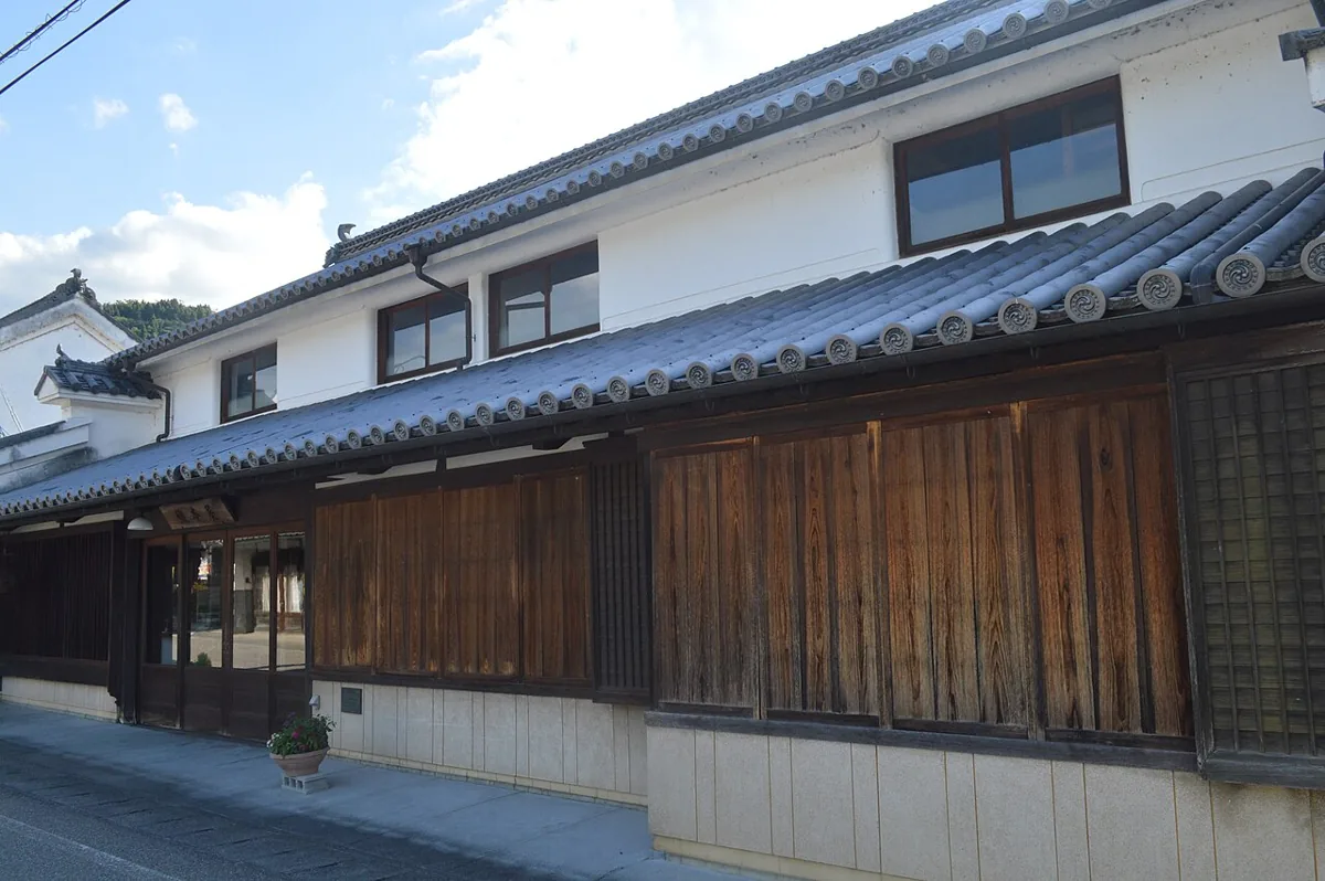 織本屋のうだつと通り側の外観