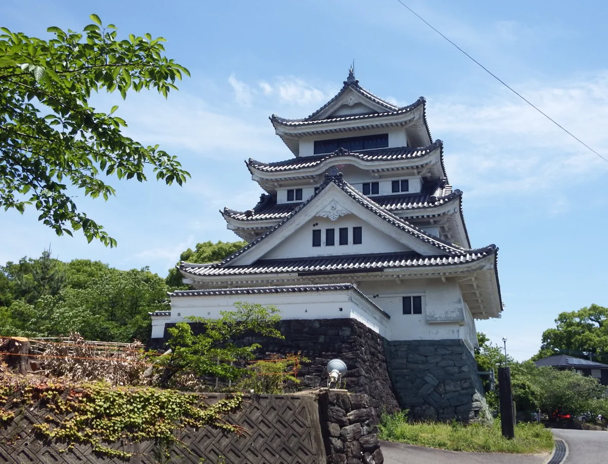 近代に建てられた川島城の外観