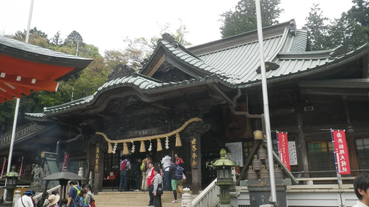 다카오산 야쿠오인의 본당과 참배객