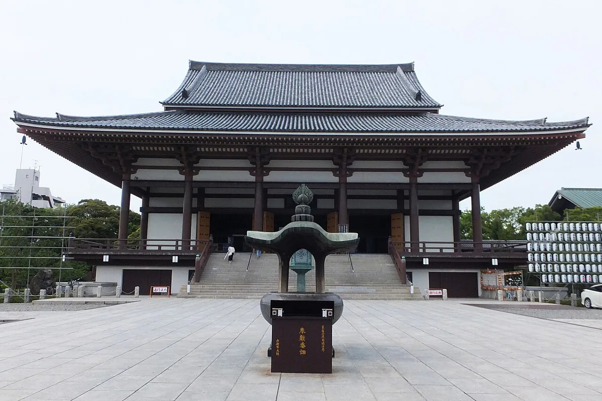 西新井大師の本堂と境内