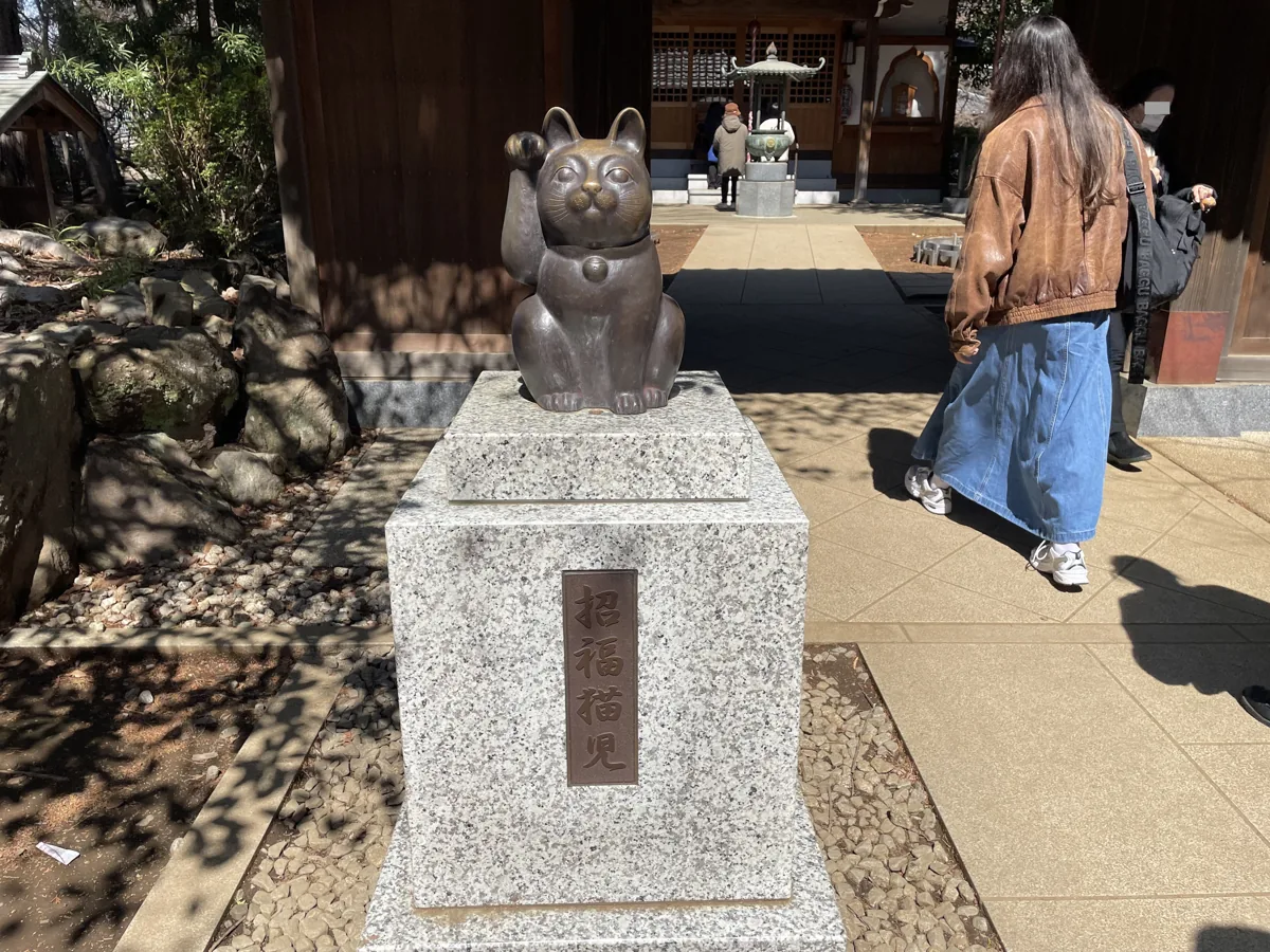 豪徳寺境内の猫の像とお寺の建物