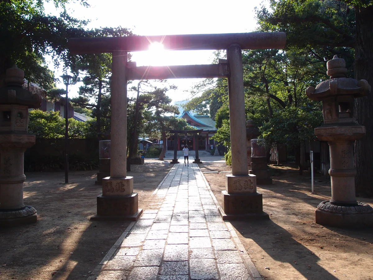 品川神社境内の鳥居と石灯籠