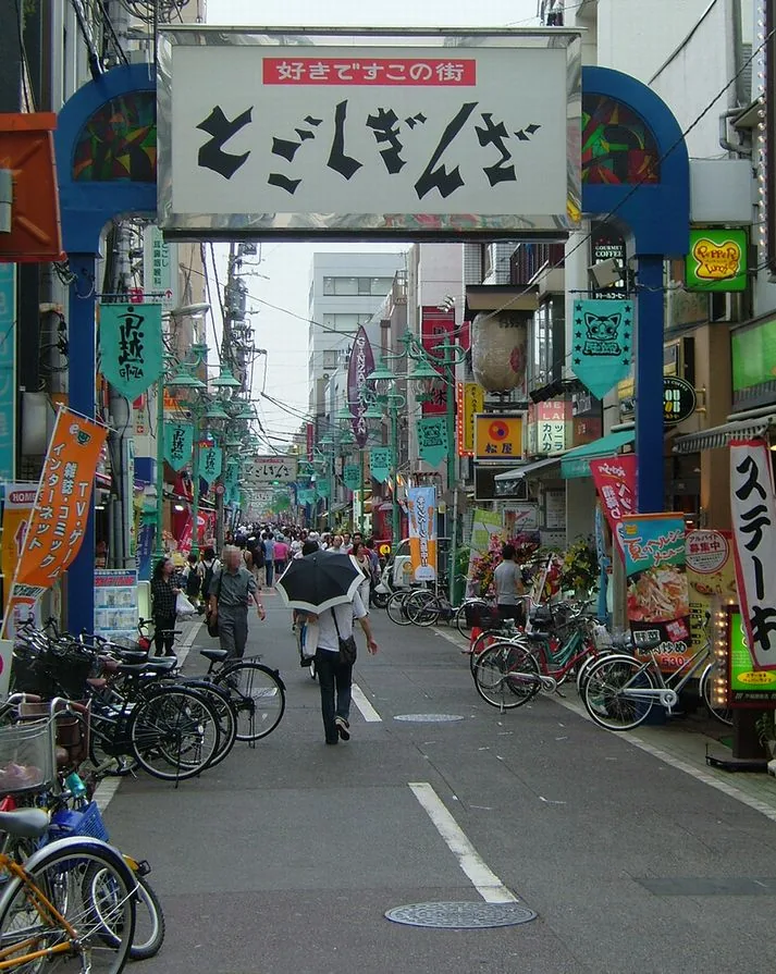 2007年の戸越銀座商店街の看板と通り