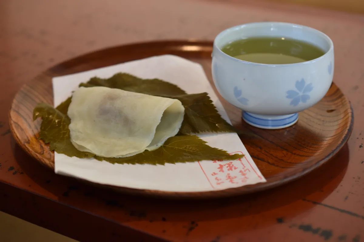 長命寺桜もちとお茶