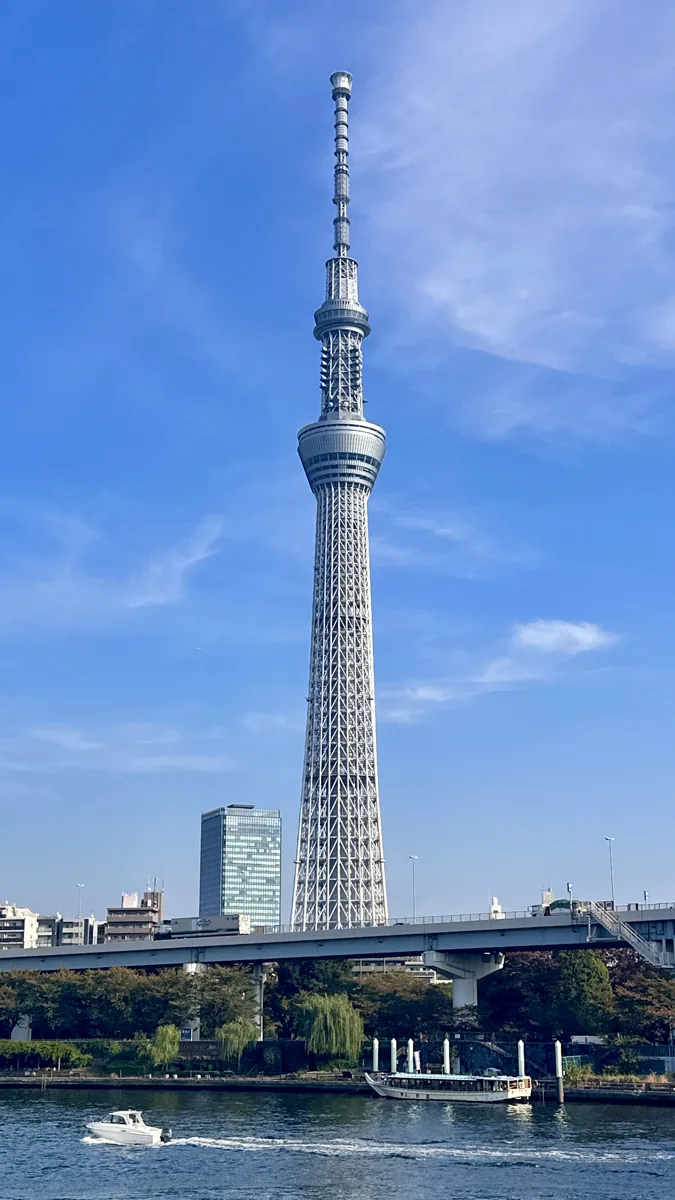 水路の向こうに見える東京スカイツリー