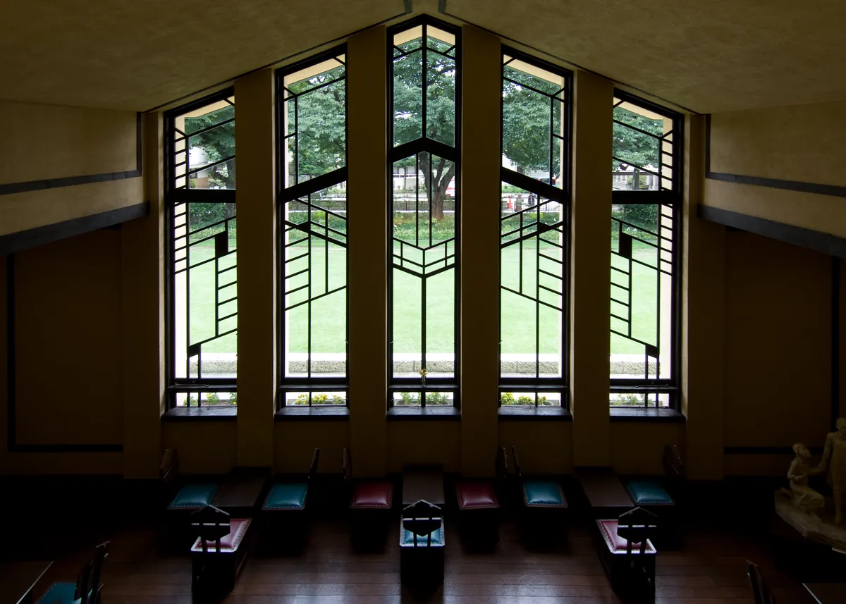 Large interior windows at Myonichikan in 2008