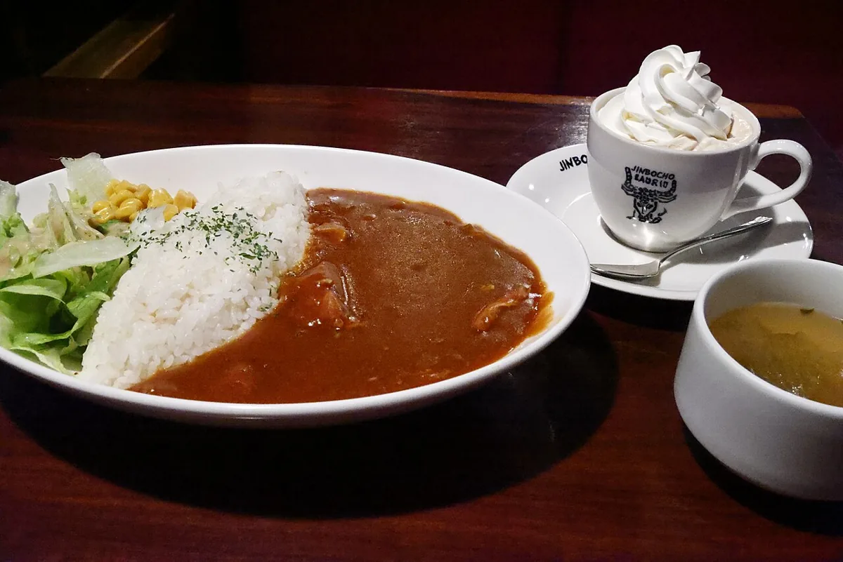 神保町ラドリオで撮影されたカレーライスとコーヒー