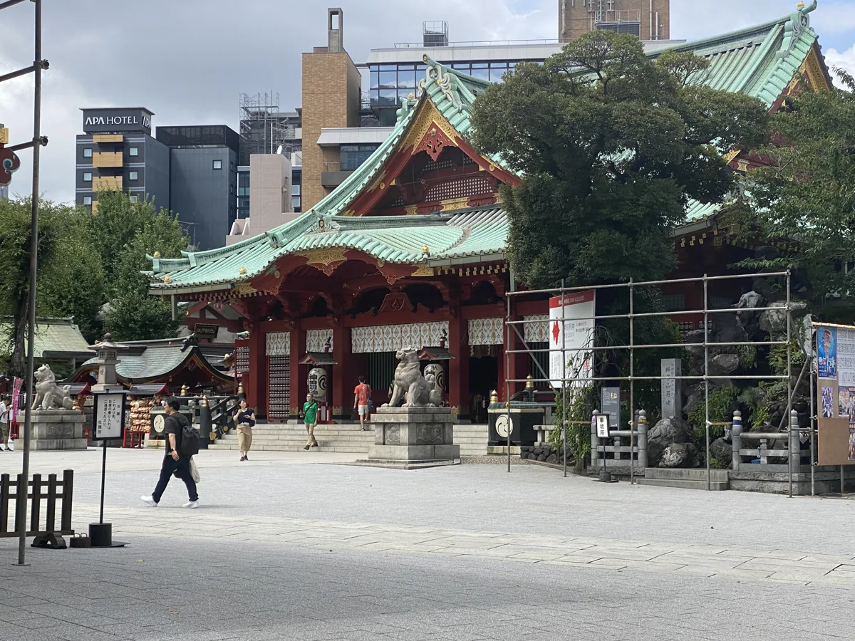 神田明神の赤い社殿と緑の屋根