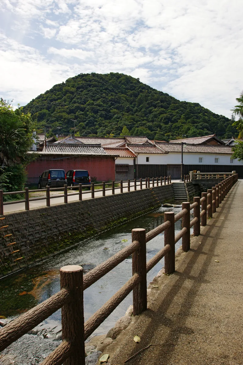 2008년 다마가와와 흰 창고, 뒤의 우쓰부키산