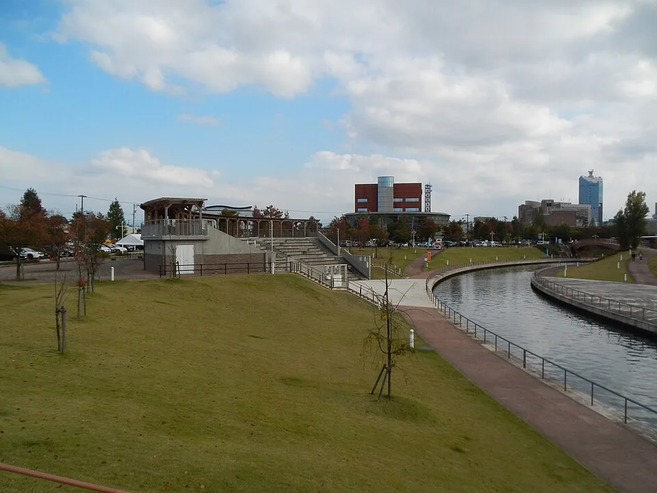 Canal and lawn at Kansui Park