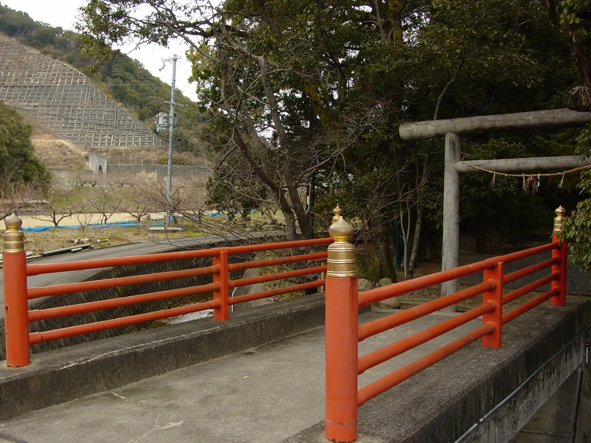 稲葉根王子入口付近の欄干と鳥居、2006年