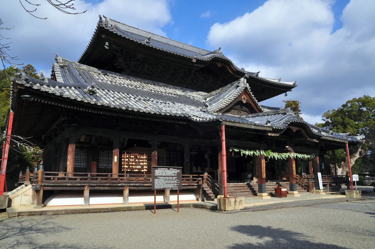粉河寺本堂と手前の建物、2008年