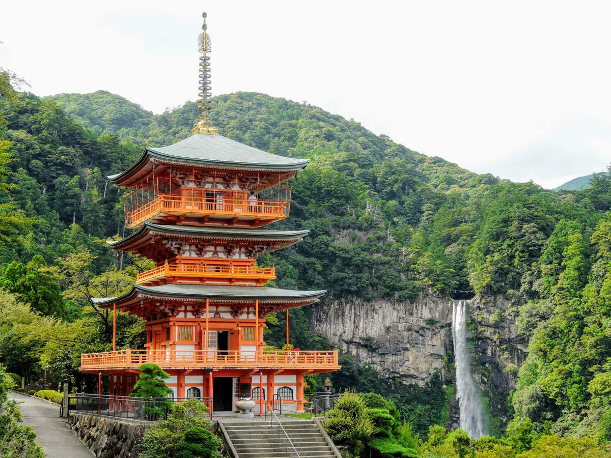 2018年の青岸渡寺三重塔と背後の那智の滝