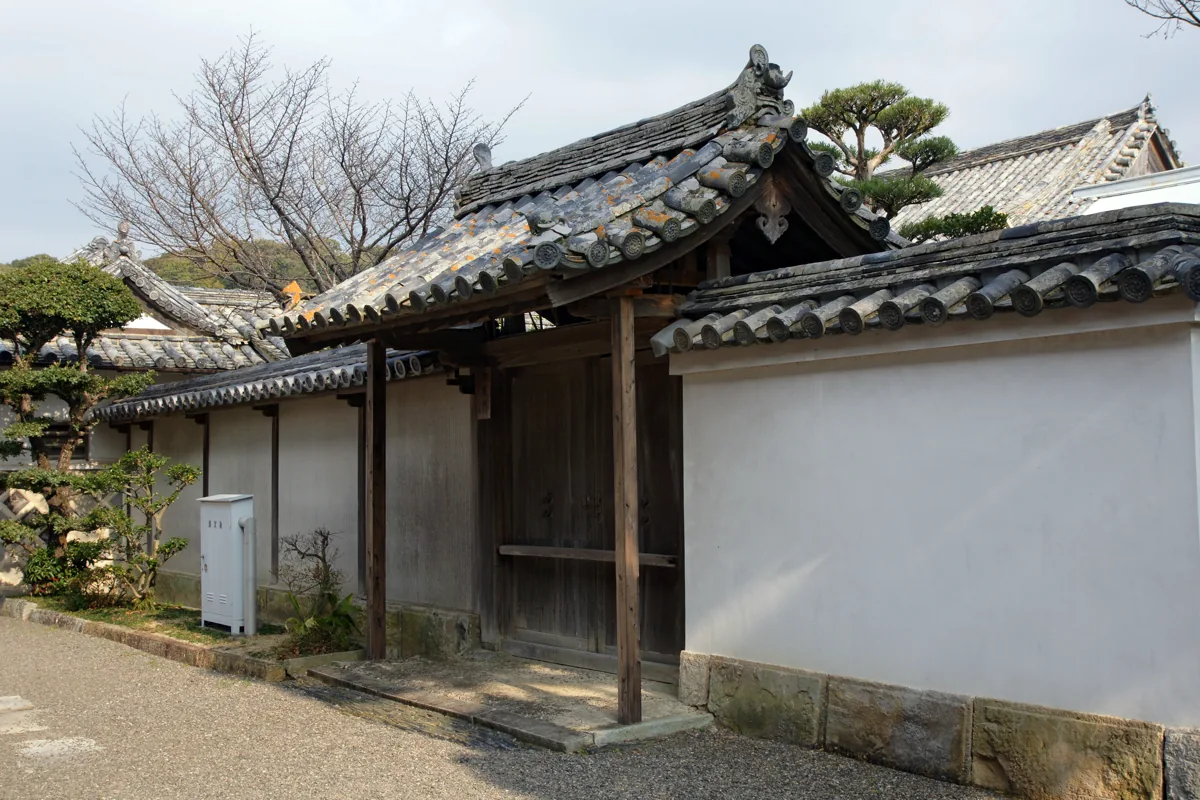 道成寺の門と塀、2008年