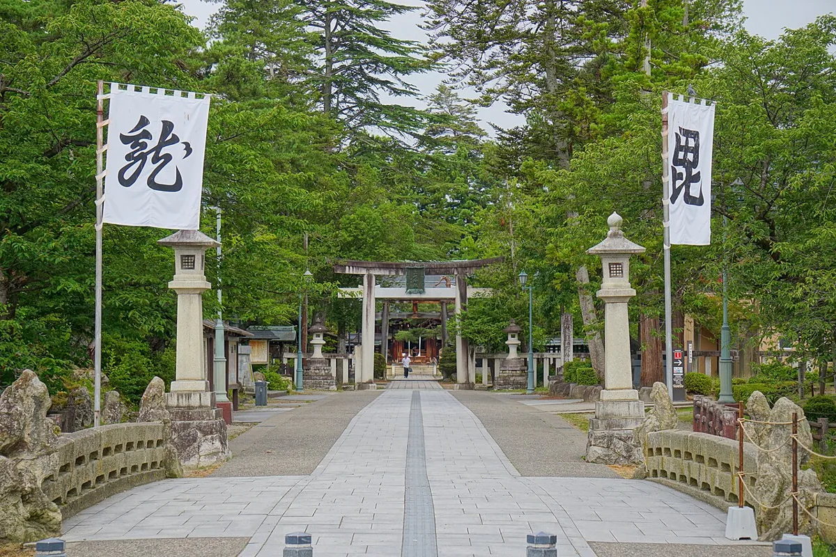 2025年の上杉神社参道と鳥居