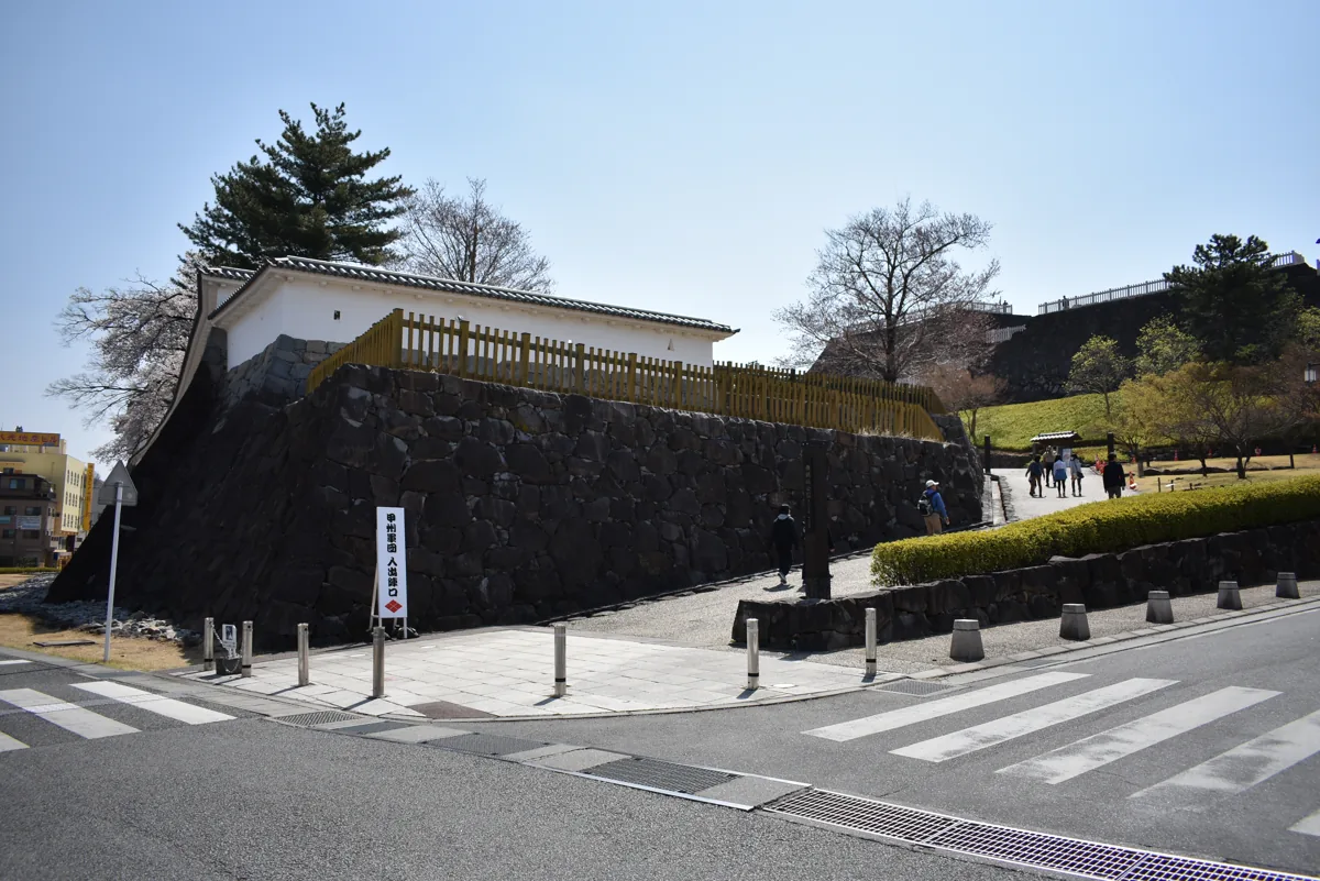 2019年の甲府城跡の石垣と復元門