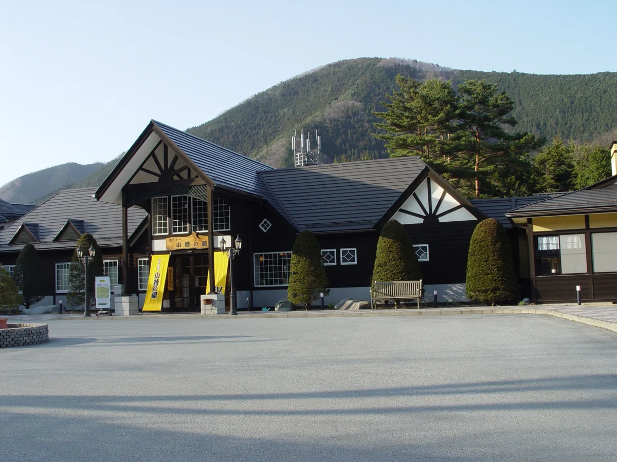 2006년 3월 고스게노유 건물과 뒤편 산