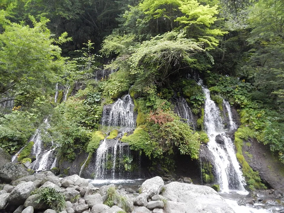 Doryu Falls flowing between rocks