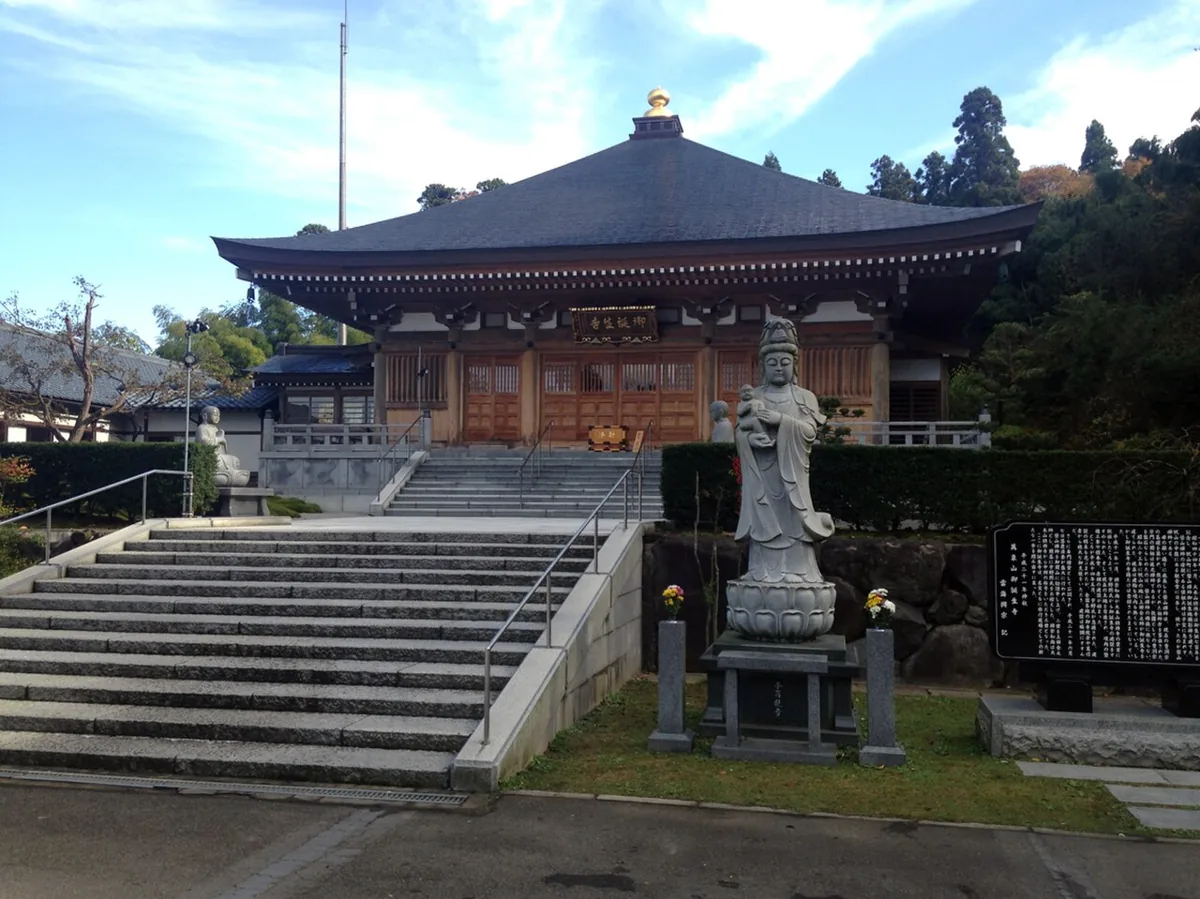 Exterior of Gotanjo-ji’s main hall in 2015